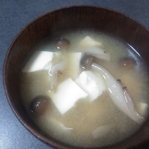 豆腐としめじとわかめの味噌汁